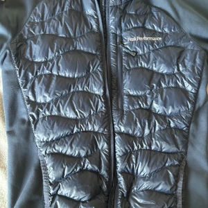 Peak performance hybrid jacka - Säljer min peak performance hybrid jacka då den börjar bli för liten. Köpt från care of Carl. Köpt för 2200kr. Hör av er vid intresse