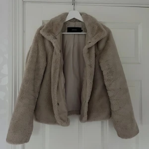 Pälsjacka  - Super fin fusk pälsjacka från Vero moda✨storlek M men passar mig som har S