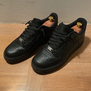 Svarta Nike Air Force sneakers - Nike af1 / air force 1 i svart | skick: 9/10, knappt använda | storlek: 40 | pris: 499, kan gå ner i pris vid snabb affär! | hör av dig vid minsta fråga eller fundering 📩