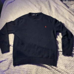 Ralph lauren sweatshirt - Stickad sweatshirt från rl. Fint skick utan några fel. Säljs pga är lite liten på mig. Är 187 för refrence. Passar super på någon spm är allt mellan 170-180 cm. Färgen är mörkblå ifall det skulle synas dåligt på Bild