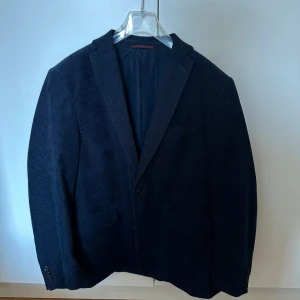 Kavaj från Giorgio - Blå kavaj från Giorgio säljes i fint skick.  Storlek L. 