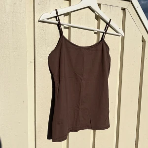 Brunt linne - Ett brunt linne från zara i M men passar även S🧡