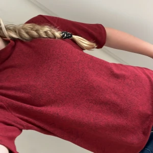 Röd stickad t-shirt - säljer denna tröjan som verkligen va en favvo förrut men inte används! verkligen as skön och mysig!☺️