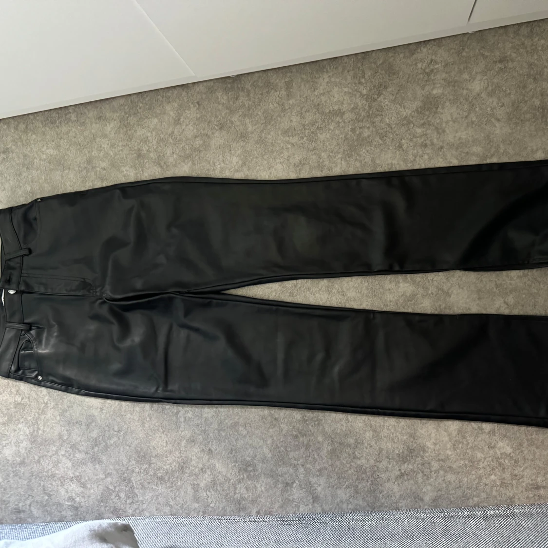 Skinnbyxor med slits