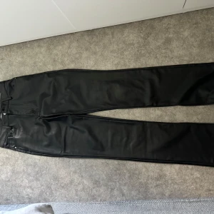 Skinnbyxor med slits - Fina Skinnbyxor från Zara. Lite skönare invändigt så perfekt nu till vintern/hösten. De har slitits lite mellan låren på skinnet. Priset kan diskuteras och skriv för fler bilder! 