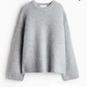 Mohair tröja - Säljer denna slutsålda mohair tröja från H&M i strl S, ny med prislappar kvar🩷Vid snabb affär kan pris diskuteras!