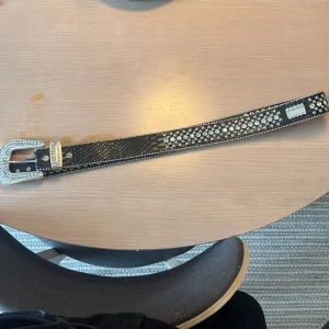 BB belt - Ett rikigt snyggt skärp som har andvänts ett par gånger! Lite små skador som man ser på bilderna! Bältet passar både tjejer och killar!