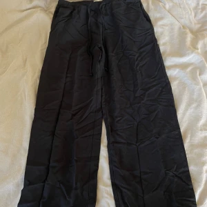 Linnebyxor  - Linnebyxor från Gina Tricot. Storlek S. Kan absolut lösa fler bilder om det behövs 🫶