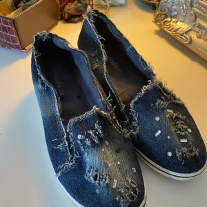 Denim skor - Ass snygga denim skor med detaljer 