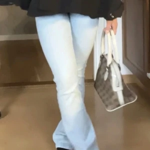 Lågmidjade ljusblå jeans  - Skorv prisförslag❤️❤️ säljer endast för bra pris!! Endast använda 3 ggr Buda 400+ De är bootcut. Syns lite dåligt men de är två knappar, slitage på benet som ska vara där 🤗