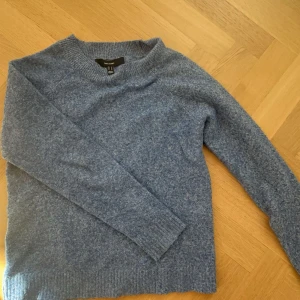 Blå stickad Vero moda tröja - Jag säljer denna tröjan för den kommer aldrig till användning, den är lite nopprig men inget som syns.