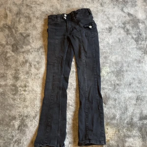 Svarta utsvängda jeans - Svarta jeans från hm som har små fickor på sidorna 
