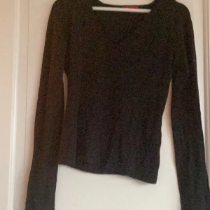 Kunden står för frakt 📦 Jätte fin stickad tröja ifrån Tessie svart basic skriv om några mer frågor 🥰😁 - Stickad fin svart tröja för 80kr⭐️