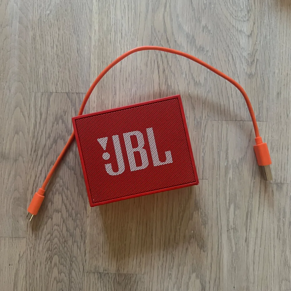 En liten, bärbar JBL GO högtalare med bluetooth. Sladd följer med! Skriv gärna vid intresse eller frågor😊. Övrigt.