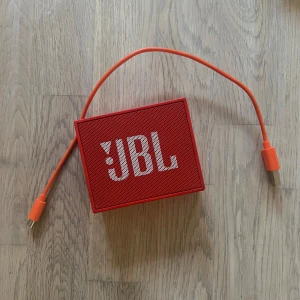 Bärbar JBL - En liten, bärbar JBL GO högtalare med bluetooth. Sladd följer med! Skriv gärna vid intresse eller frågor😊