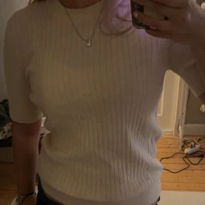 Stickad kortärmad - Stickad kortärmad tröja i storlek S!🍂💕