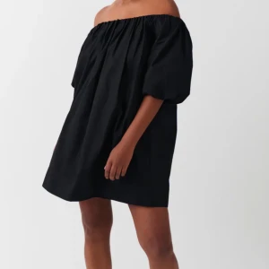 Gina klänning - Säljer en jättefin slutsåld klänning från Gina som aldrig är använd. Man kan ha klänningen både off shoulder och på axlarna💕💕 den kostar 500 kr nypris