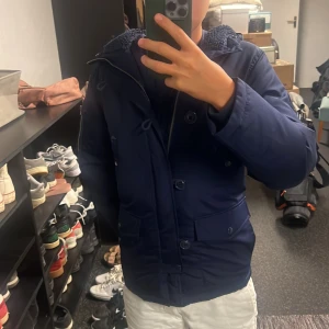 Ralph lauren field jacket - Här har vi en riktig fett Ralph lauren filed jacka som nu är perfekt inför hösten eller vintern. Nypris kostar den 5-6 tusen men jag är villig att släppa för ett väldigt bra pris. Om man har frågor är det bara fråga. Snabb affär kan pris diskuteras.👍🏽