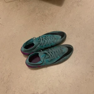 Nike mercurial air zoom - Pris kan diskuteras!! Säljer dessa Airzoom pros nypris 2000 riktigt bra skick endast smutsiga inga hål säljs pga för små kan fraktas om köparen står för frakten.kan mötas i Stockholm!!