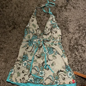 Halterneck topp - Supersöt halterneck topp i blått och beiget från Espirit! Snörena används till att justera midja:)