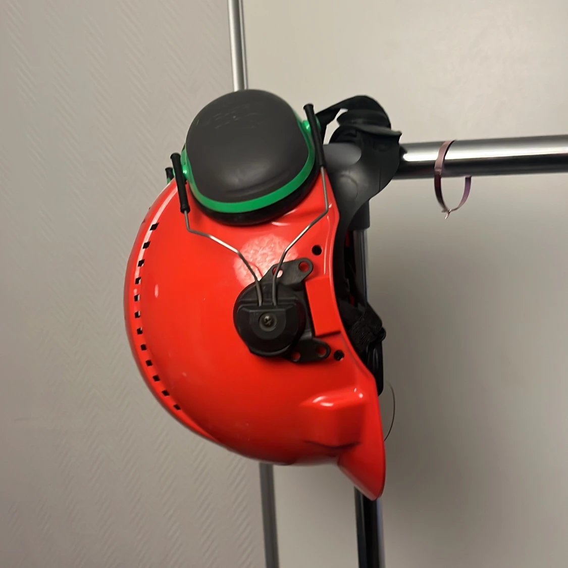 Bygghjälm med hörselkåpor och skyddsglasögon