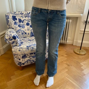 Brandy Melville jeans - Så snygga brandy jeans helt perfekta nu till hösten, använda ett fåtal gånger så de är i mycket bra skick!💗🍂