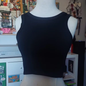 Svart Topp - Svart topp, slim fit, passar bra att träna i. Köppt på H&M. Mycket bekväm. 