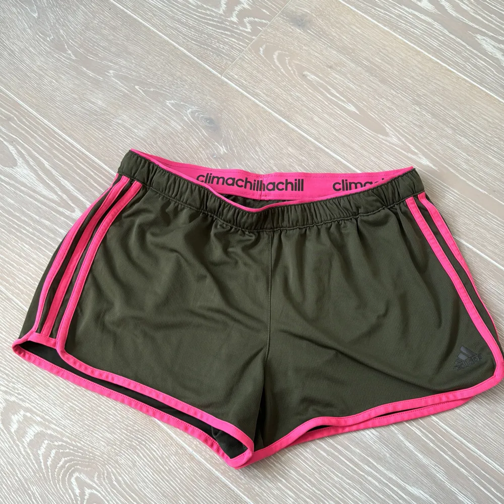 Träningsshorts från adidas. Kort modell. Shorts.