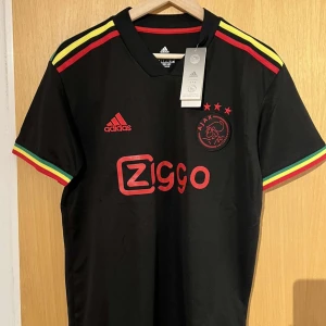 Ajax bortaställ säsong 2021/2022 (exklusiv) - Liten i storlek, perfekt passform för dig som inte vill ha en hängig matchtröja.