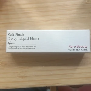 rare beauty blush - säljer denna blush i shade hope<3 oöppnad och helt ny, säljer då jag fick två av samma