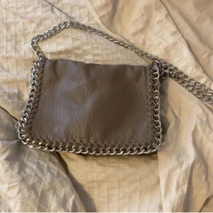 Tiamo väska - Mycket fin grå tiamo väska i mycket bra skick💞