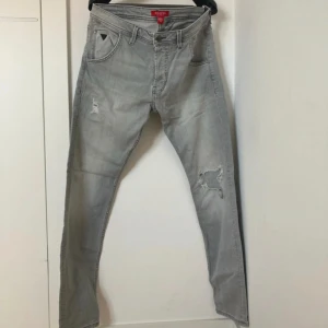 Guess Jeans - Riktigt snygga och fräscha Guess jeans i färgen grå🐘  Jeansen är i storlek 33/33 men sitter som 32:32