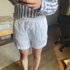 Linnebyxor shorts - Linnebyxor från H&M i fint skick! Använda ett fåtal gånger. Verkar vara lite oversized då jag brukar bära M/38.