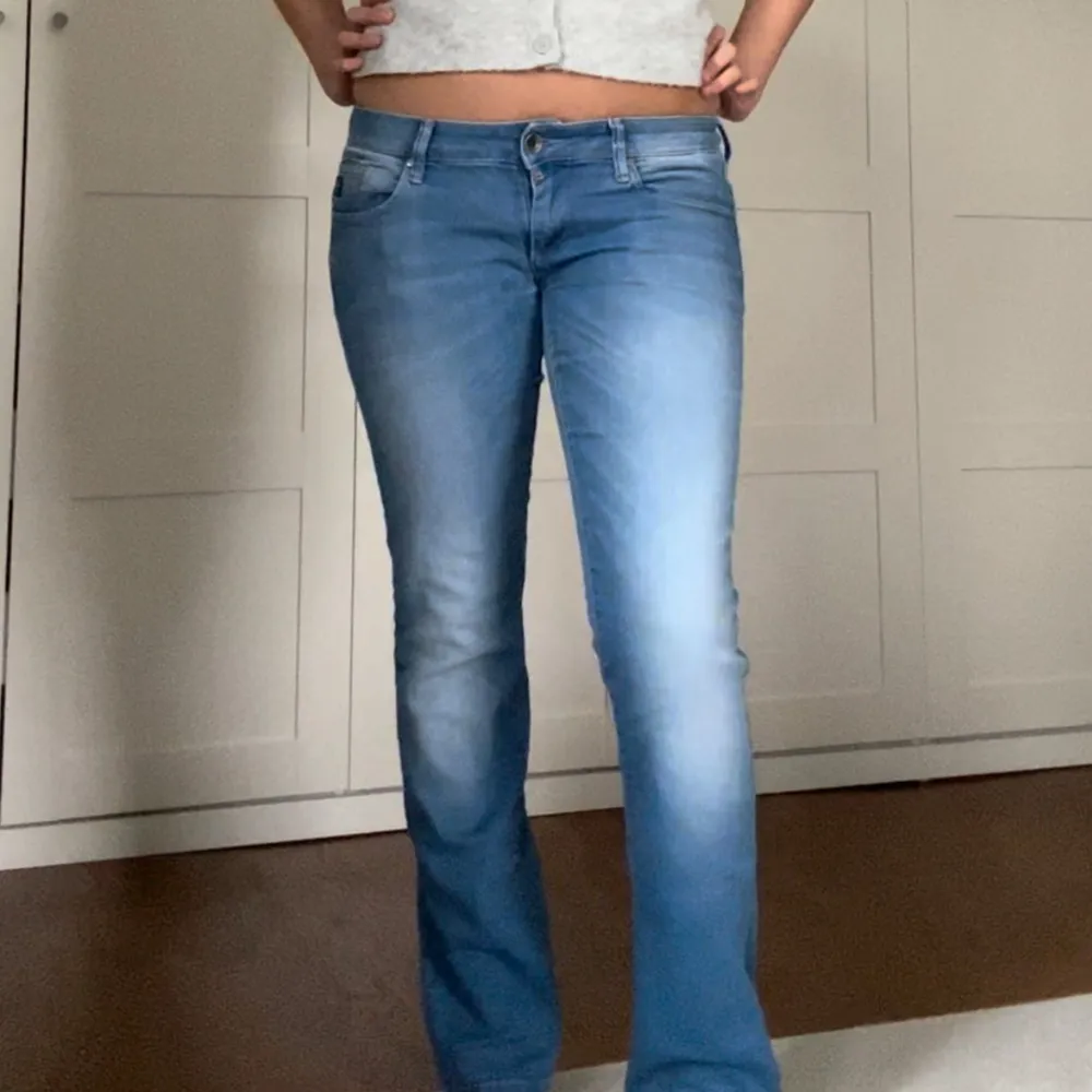 Säljer dessa assnygga lowwaist jeansen ifrån märket G-Star ! De är i storlek W31, L32. Midjemått: 84, innerbenslängd: 80💕 (Jag är 172 som referens) Säljer fler lowwaist bootcut jeans så kika in min profil!! ❤️. Jeans & Byxor.