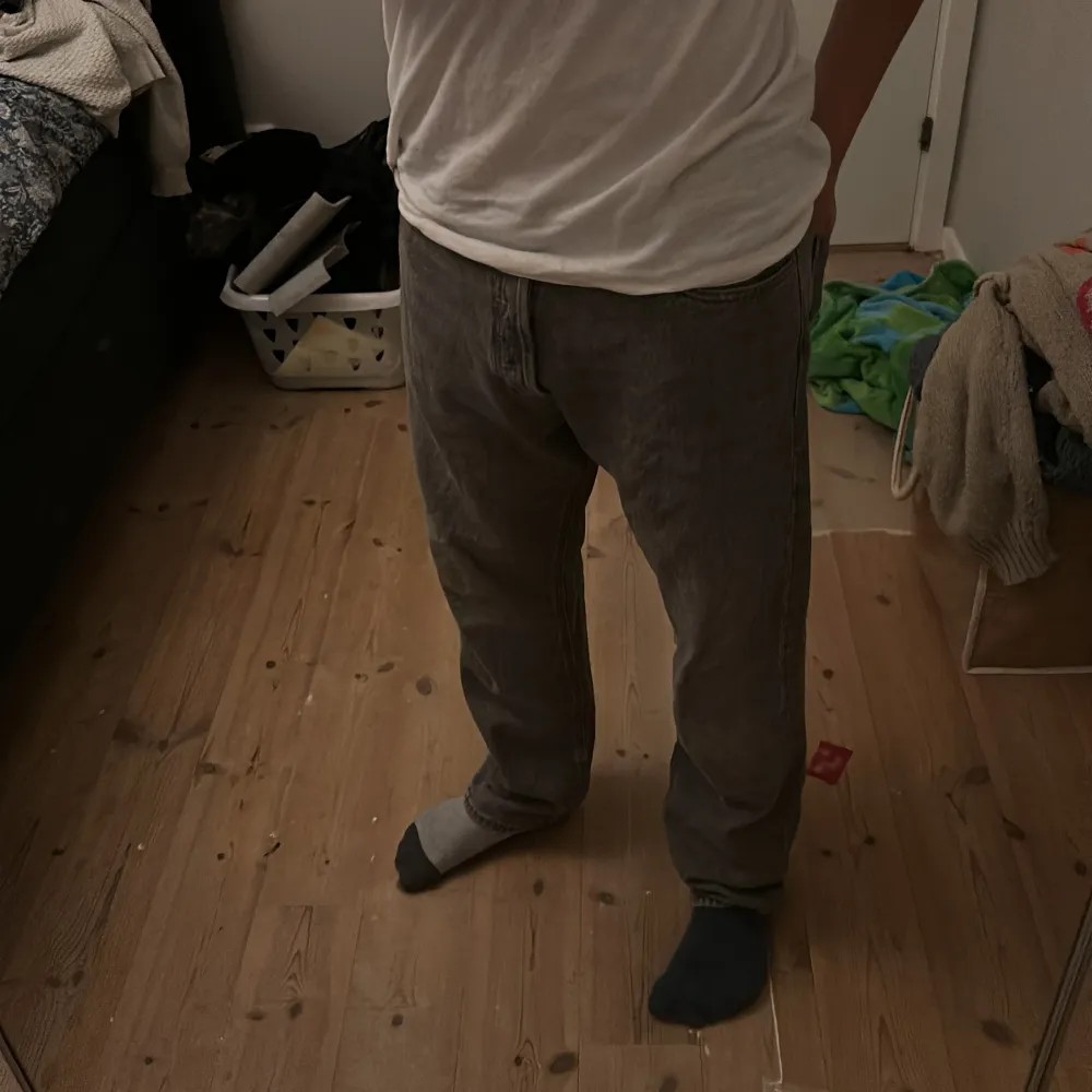 Jag säljer nu dessa feta jeans för ett bra pris. Skick 10/10, använda fåtal gånger! Priset är inte hugget i sten så kom med bud. W31L32. Jeans & Byxor.