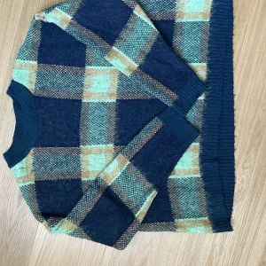Fin stickad tröja från Mango! - En superfin och skön stickad tröja från Mango, endast använd ett fåtal gånger. Lite bred modell. Nypris: 699kr