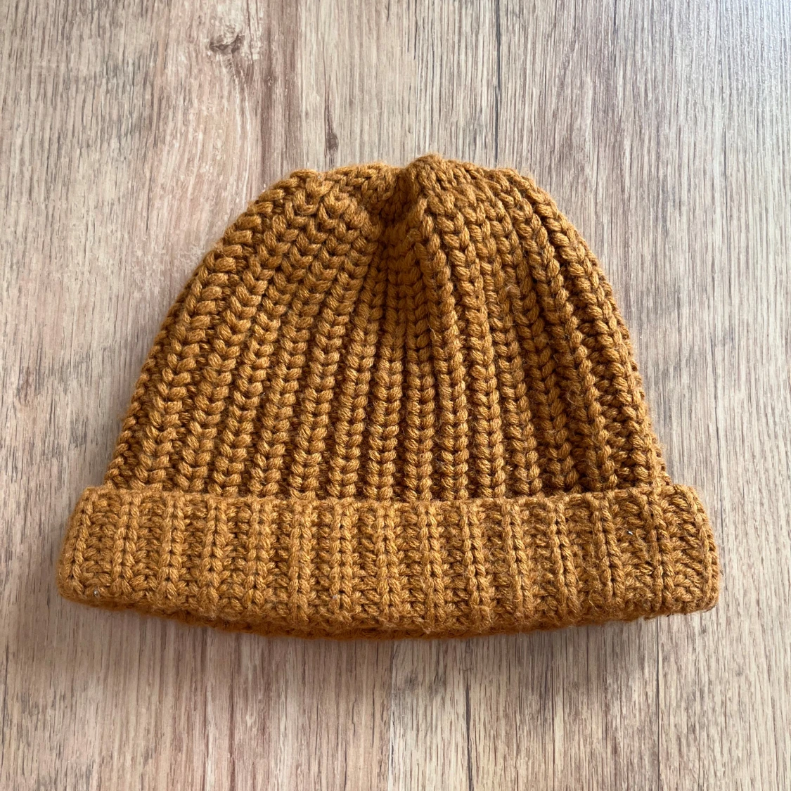 Brun stickad mössa från Monki - 90