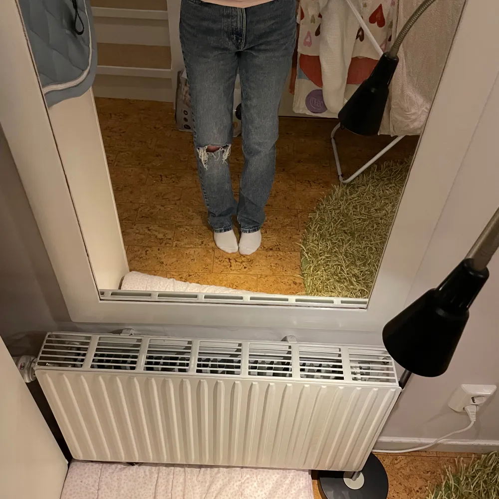 Högmidjade raka jeans med hål på ena knät från hm 💕Använda ganska mycket men ändå fint skick. Det ända är att trådarna vid hålet är lite slitna (se bild). Storlek 34. Väldigt bekäma och tycker de passar fint nu till hösten 💕. Jeans & Byxor.