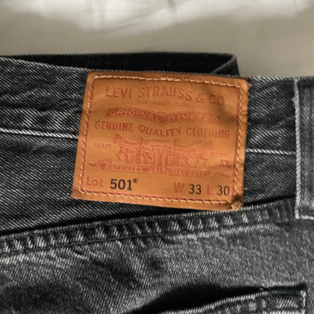 Ett par trevliga Levis 501 som jag säljer för dom inte passar längre. Kom dm för fler bilder. Storlek 33W/30L. Skick 9/10 ser inga fel på plagget.. Jeans & Byxor.