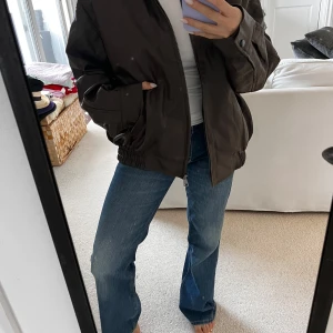 Brun PU-jacka från Motel rocks - Brun PU-jacka från Motel Rocks i storlek S, oversized motel så passar M också.  Helt oanvänd, prislapp är kvar! Ursprungspris 114 euro, ca 1200 kr. 