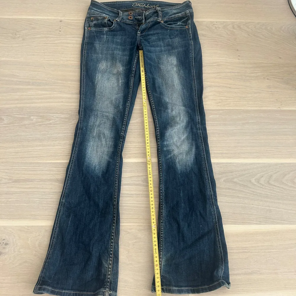 Jättefina lågmidjade jeans från Fishbone/new yorker i strl 27, skulle dock uppskatta de till 25/26💕Slitningar på baksidan längst ned vilket man kan se på den sista bilden, inget som man tänker på dock. Hör av er vid frågor, mått syns på bilderna! . Jeans & Byxor.