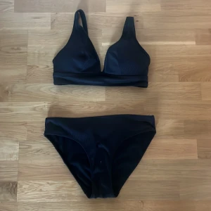 Svart bikini - Säljer en svart bikini, använd fåtal gånger. 