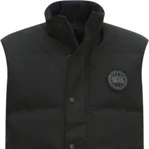 Hej! Säljer nu min canada goose väst då jag har en annan väst att använda inför denna säsong, min black label väst tillverkas ej längre och tillhör föregående generationen (den bäst säljande som är slutsåld överallt) nypris på denna är 8300kr