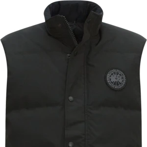 Canada Goose Black Label Väst - Hej! Säljer nu min canada goose väst då jag har en annan väst att använda inför denna säsong, min black label väst tillverkas ej längre och tillhör föregående generationen (den bäst säljande som är slutsåld överallt) nypris på denna är 8300kr