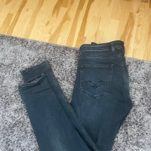 Replay jeans slim fit - Ett par snygga jeans från replay med slim fit passform. Mycket bra skick! 