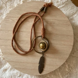 Halsband - Coolt halsband! Kulan är ”frigjord” och roterar 😎 själva repet/bandet är ca 84 cm, smycket ca 11 cm. Säljer massor av smycken, samfraktar gärna