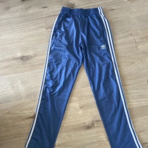 Adidas byxor - Liten defekt syns på bilden annars bra skick