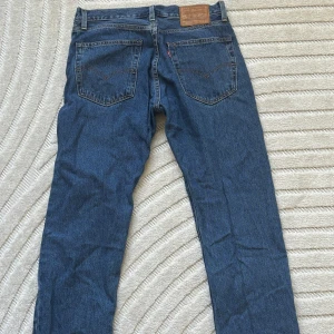 Levis 551 mörk blå - Dom är lite använda men inga märkbara saker förutom skrynkliga men det fixas innan frakt! Dom är perfekt för alla stillar. Priset är ej hugget i sten.