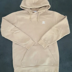 Adidas hoodie - Storlek S, En nästan helt ny Adidas Hoodie , perfekt för hösten och vintern.
