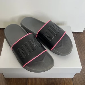 Nike tofflu - Fina Nike tofflor använt 3-4 gånger säljs pågrund av att jag inte använder dem